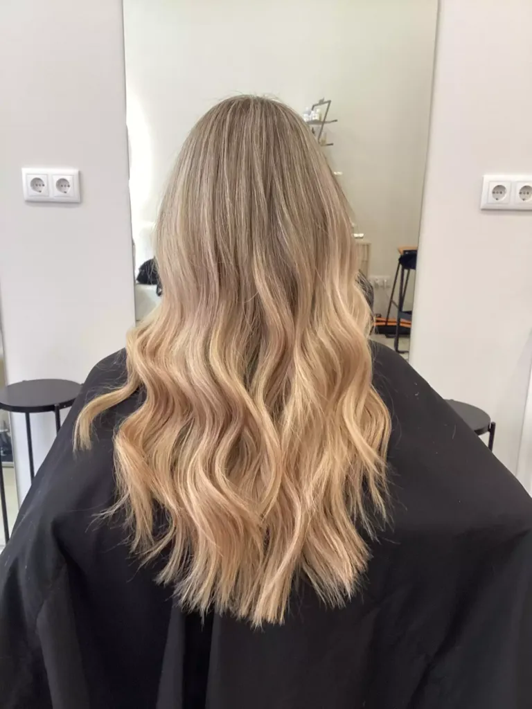 Melena de mujer con mechas rubias