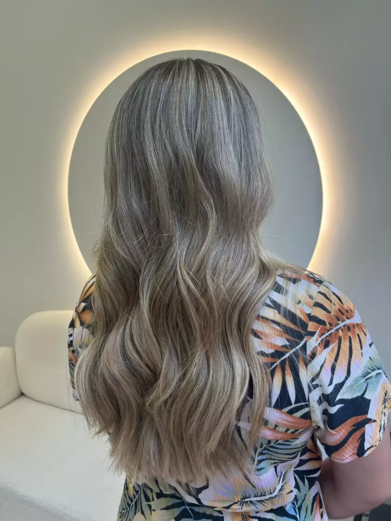 Melena de mujer con mechas rubias