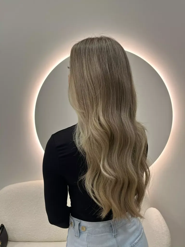 Melena de mujer con mechas rubias