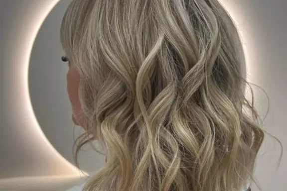Mujer con el pelo teñido de rubio vista de espaldas