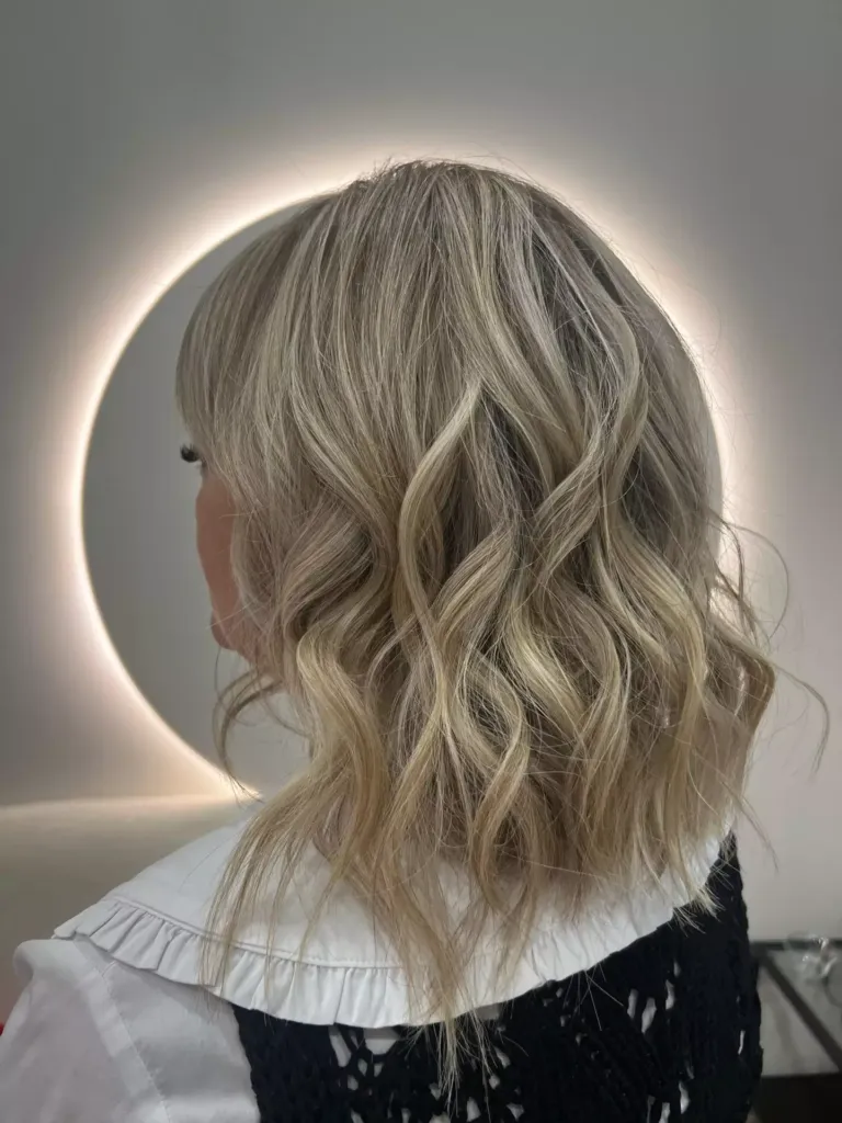 Mujer con el pelo teñido de rubio vista de espaldas