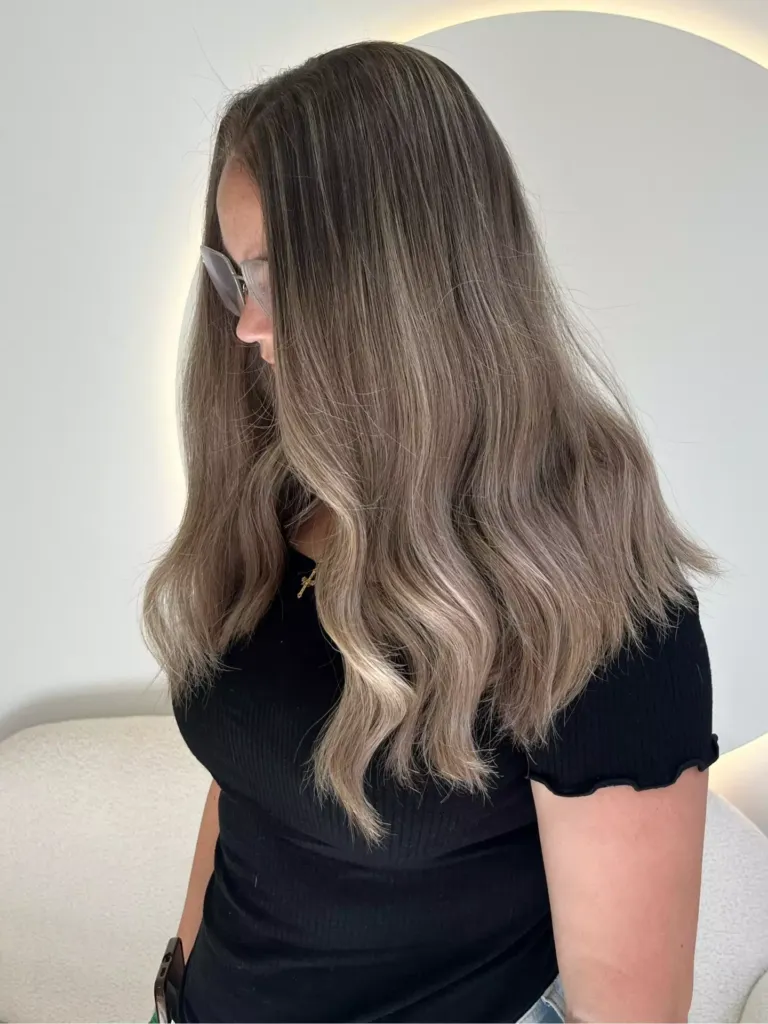 Mujer con pelo rubio largo