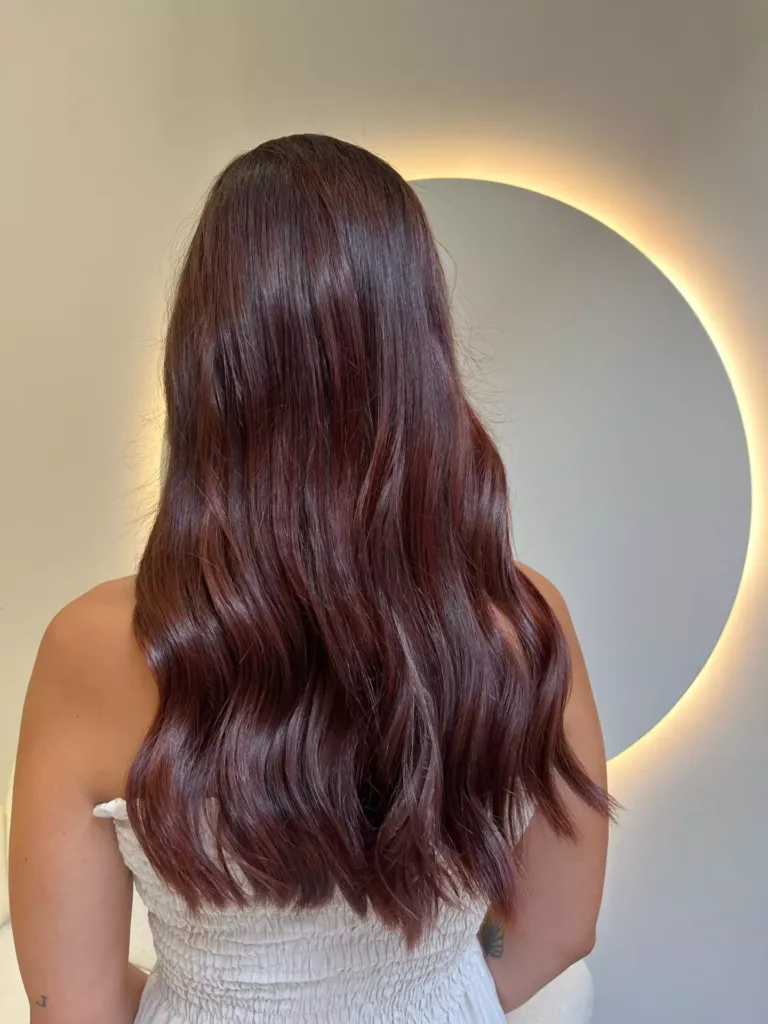 Mujer con pelo caoba largo