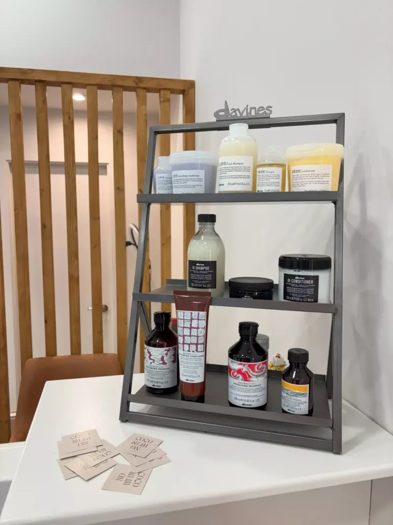 Expositor con productos de belleza de la marca Davines