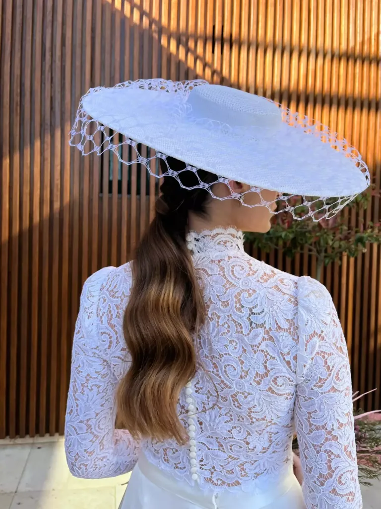 Mujer vestida con vestido de novia vista de espaldas