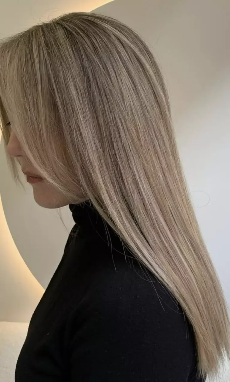 Melena de color rubia lisa de mujer