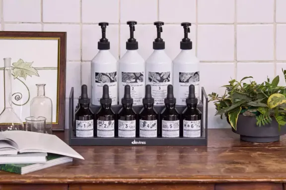 Expositor con productos de belleza de la marca Davines