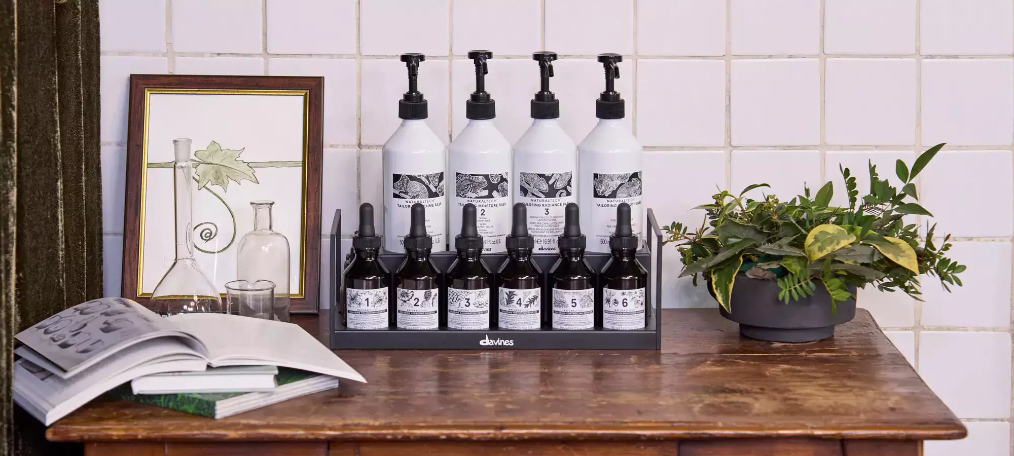 Expositor con productos de belleza de la marca Davines